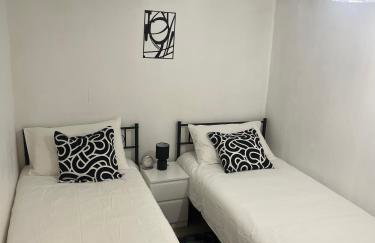 Cozy Two Bedroom Flat 1 Minute from Forest Hill Train Station - Photo 1