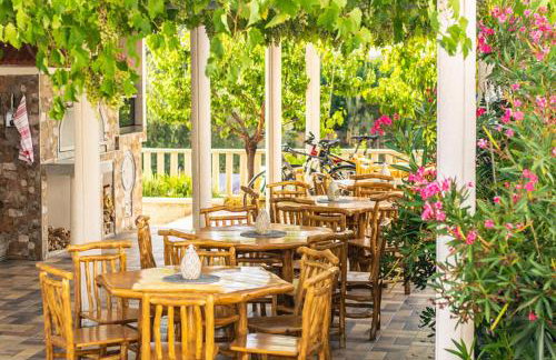 La Perla Apartments - Photo 21