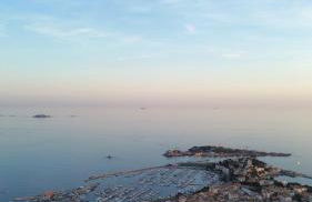 VUE EPOUSTOUFLANTE SUR BANDOL & LA MER 2 pièces, piscine tout confort 4 étoiles, très calme, terrasse spacieuse sans vis à vis, parking privé résidence standing - Foto 1