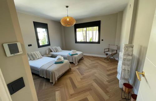 ULTIMATE LUXURY DREAM VILLA with 7 BEDROOMS, GYM, SPA and INFINITY POOL - Photo 54