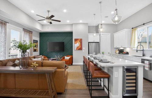 Modern EaDo Stay - 3BR Townhome w Private Deck - Foto 23