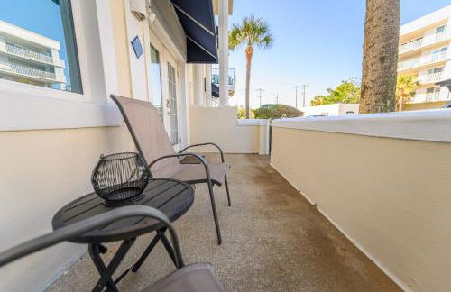 Enchanting 2-Bedroom Ground Floor Beach Condo at Cape Canaveral WiFi & AC - Foto 37