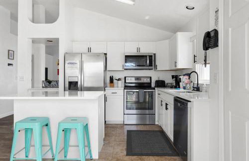 Amazing Pool Spacious 3BR House near Disney - Photo 2