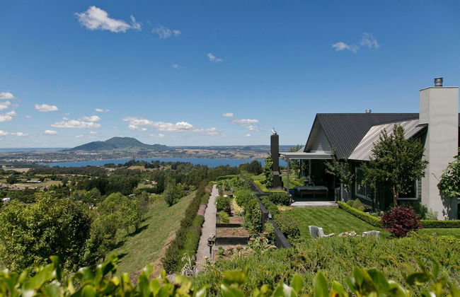 The Lakeview House Apartment - Photo 16