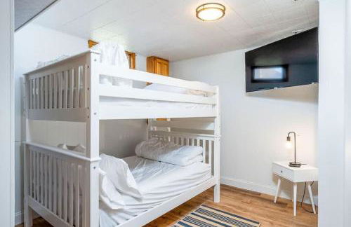 5BR Lakefront Getaway with hot tub - Foto 18