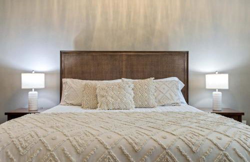 Modern 4BR Home w WiFi by Dell Diamond - Photo 14