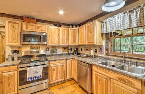 Cozy Creekside Mountain Escape w/ Hot Tub! - Foto 9
