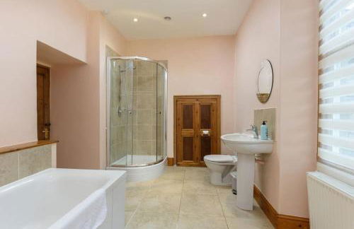 10 Bed Stunning House in village, with Hot Tub - Photo 16