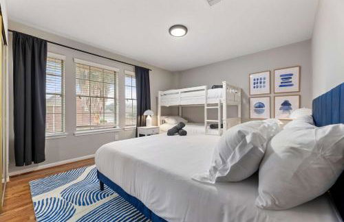 Gorgeous 6BR 3 5 Bth Home with Pool and Game Room - Photo 43