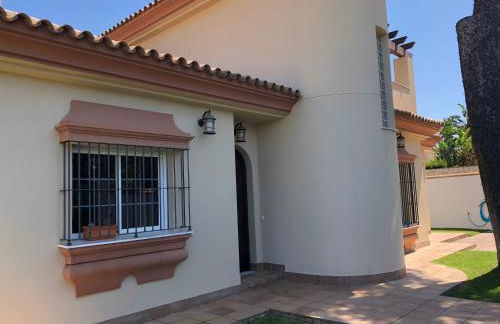 Moderno y amplio chalet, con piscina privada - Foto 10