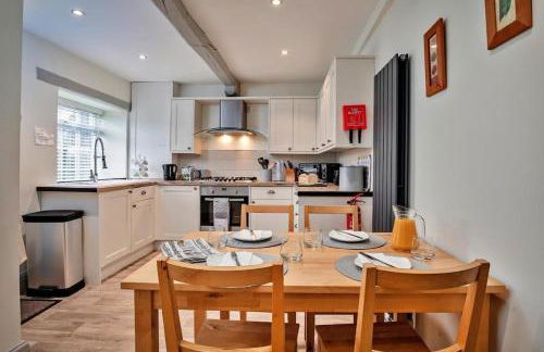 3 Bed Countryside Cottage in Harrogate with free parking and strong wifi - Photo 3