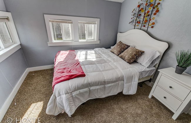 City Center Cottage Netflix, Mtns & Adventure! - Photo 3