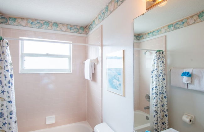 3 Bedroom Home With Private Screened Pool With Rock Waterfall Feature and Gameroom by Florida Dream Homes - Foto 30