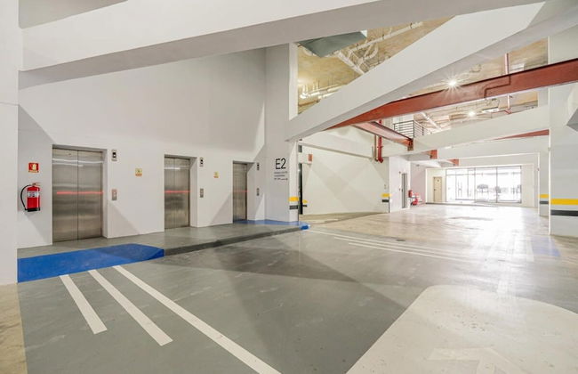 Luxurious 1BR Apartment With Stunning Balcony View - Photo 32