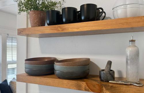 Chic Lakeside Retreat Steps from the Beach - Foto 15