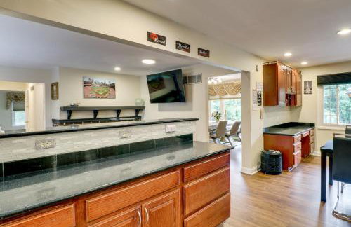 'Hidden Paradise' on 5 Acres w/ Hot Tub & Deck! - Foto 8