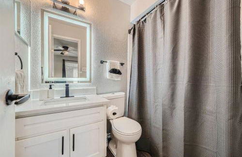 Your Modern 2B Getaway - W/D, Pool, Prkg - 10min to DTWN - Foto 30