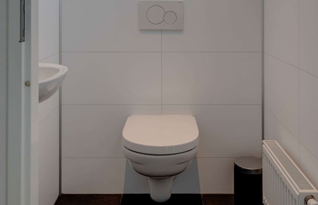 Chalet by Pond in Eindhoven Holiday Park - Photo 3