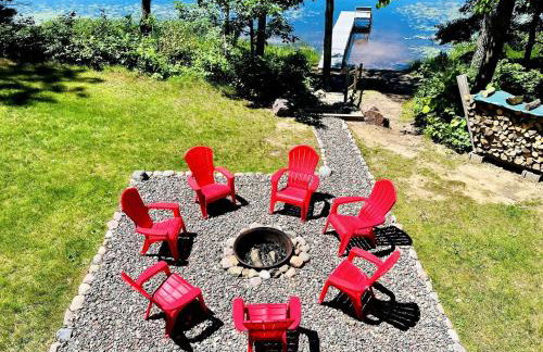 Cozy Lakefront Retreat with Game Room, Outdoor Living and Dock in Wisconsin - Foto 75