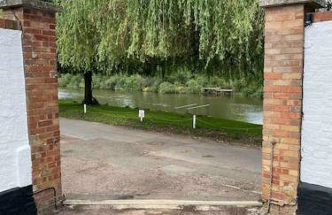 Riverside Cottage with balcony and fishing jetty - Foto 22
