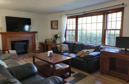 East Granby with AC and WiFi 3 minute to Bradley - Foto 5