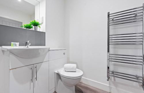 Stylish Two Bedroom Apartment - Secure Parking & Balcony 9MC - Photo 17