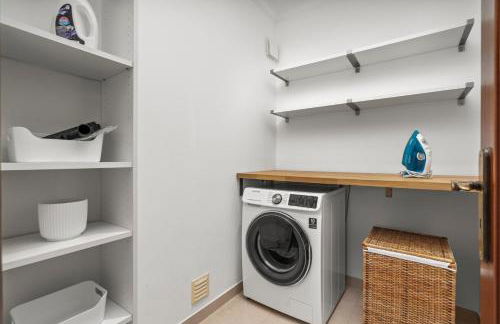 Elegant Flat with Pool & Balcony by HostWise - Foto 22