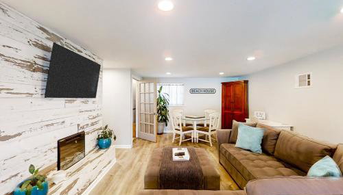 Beach house & backyard oasis with private pool - short walk to beach - Foto 4