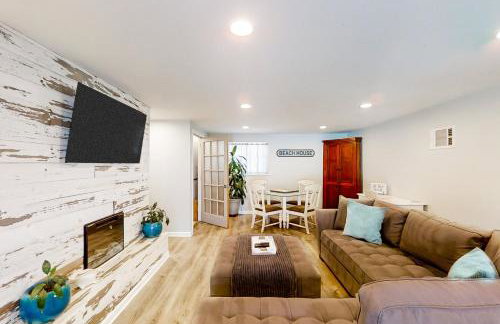 Beach house & backyard oasis with private pool - short walk to beach - Foto 4