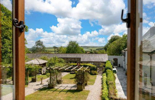 Corn Barn at East Trenean Farm -Luxury Cornish Barn Conversion sleeping 8 with hot tub, private garden, rural views and EV facilities - Foto 22