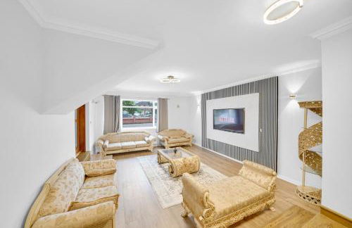 Lux 5 Bed sleeps 11, 10 mins from Wembley Stadium, Jacuzzi and Steam Shower - Photo 1