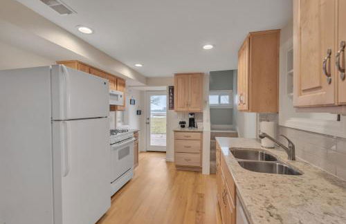 Amazing Lakefront Retreat On Long Lake! 2 Bedroom Home by RedAwning - Foto 28