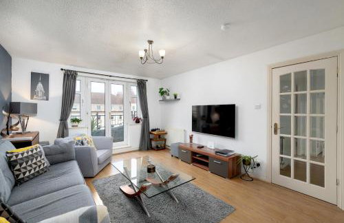 Stylish 2-Bed Flat with Balcony Near Haymarket - Pass the Keys - Foto 10