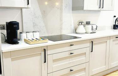 4 Beds Work Housing Near Croydon with Free Parking, High Speed WIFI sleeps up to 9 - Foto 13