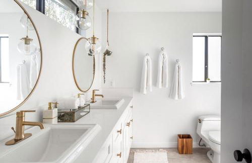 Silver Triangle Oasis with Verdant Backyard - Foto 9