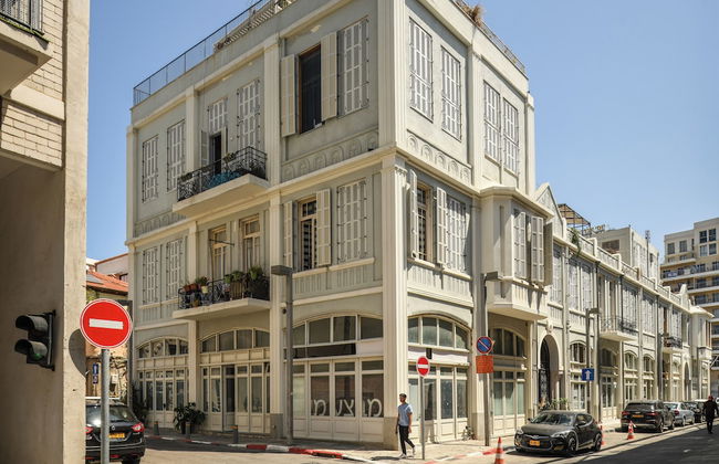 Elegant 1BR Apt w Balcony in the City - Photo 52