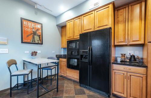 Elegant and Chic 2Bed 2Bath steps from the lake! - Foto 12