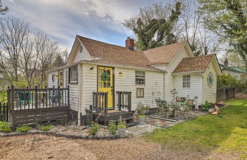 Stylish Woodfin Home with Backyard and Fire Pit - Foto 1