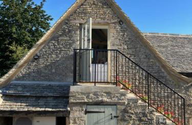 Idyllic secluded hideaway with countryside views on the edge of the Cotswolds - Photo 22