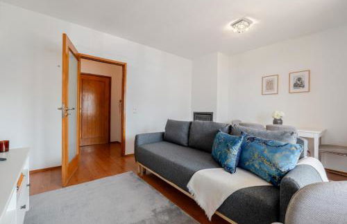 Bright Flat with Balcony & Garage by HostWise - Foto 21