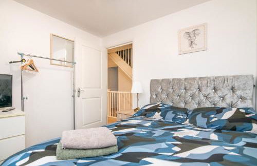 5 bed house with free secure parking in pleasant quiet location - Photo 13