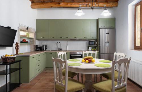 The Olive Mill House - Luxe Villa, Classic Charm - Foto 8