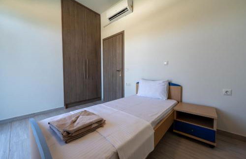 Villa & Stone House with Pool, 10 Mins to Skala Eressos Beach - Foto 49