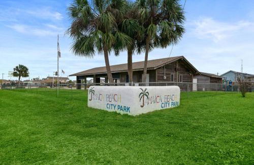 Stylish Home with game room, deck, and canal access - Foto 49