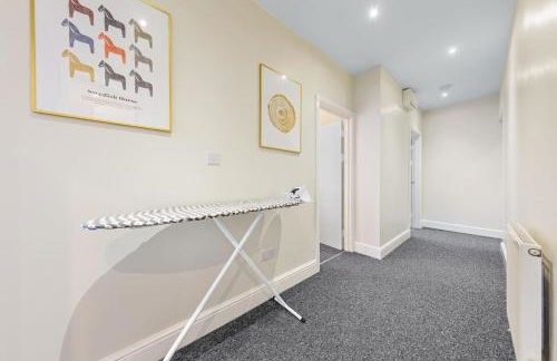 Immaculate 2BR London Flat with King Bed-Parking Available-Sleeps 6-20 Percent OFF Off Long Stays! Perfect for Families, Contractors & Couples! - Foto 39