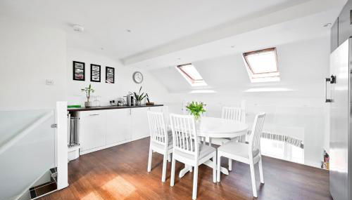 New Chic 3-Bed Flat in Clapham - Photo 4