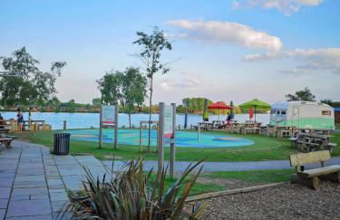 Elite Retreats 4U Lakeside Hot Tub Log Cabin with the fishing peg at Tattershall Lakes Park - Foto 55