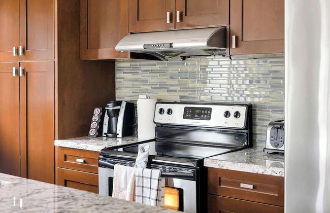 Rooftop Paradise Luxe 2BR Lake Views - Photo 18