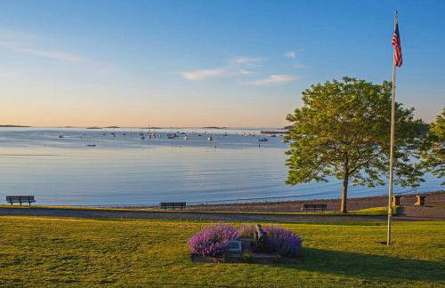 Downtown Beverly|KING BED|Minutes to Salem+Train - Photo 21