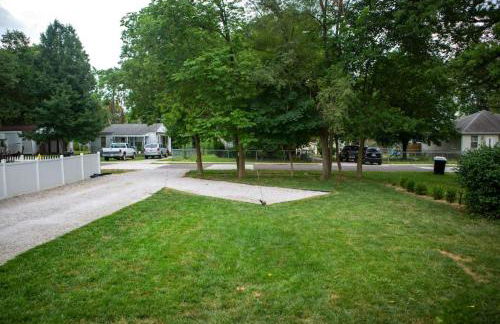 Cheerful 2-Bedroom with convenient Expressway access - Photo 3